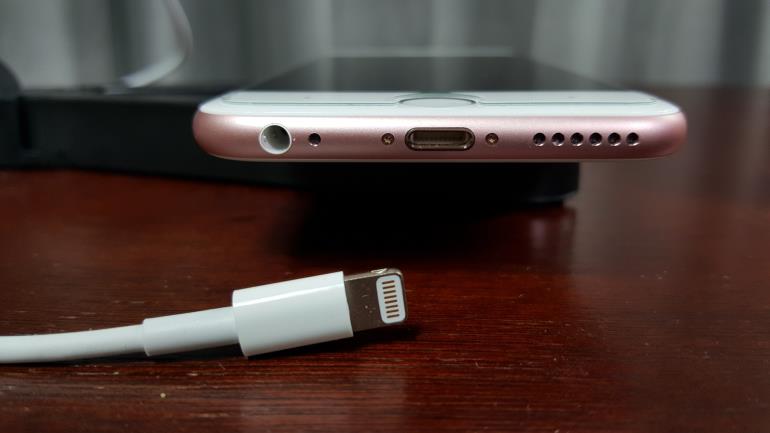Как почистить разъем для зарядки iPhone 5S, 5, 6