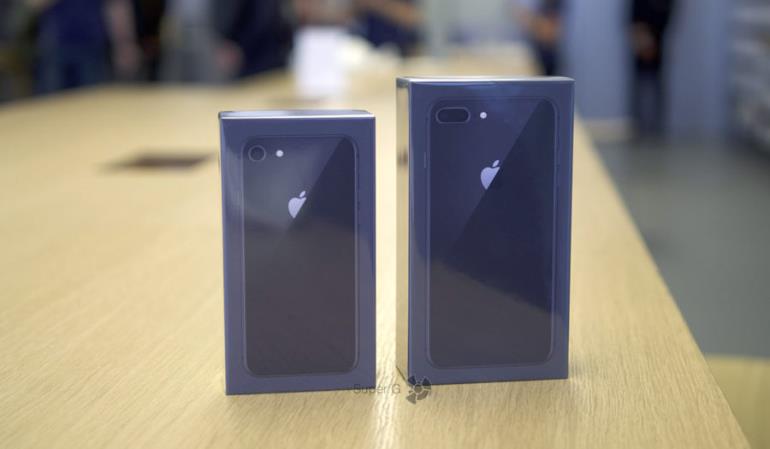 Коробки из-под iPhone 8 (слева) и iPhone 8 Plus (справа)