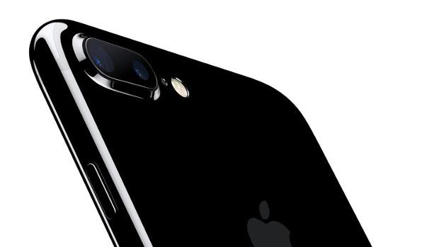 На задней поверхности iPhone 7 Plus находится сдвоенная камера от Apple. (источник: Apple)