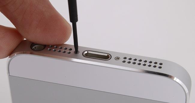 Разбор iPhone 5s с помощью отвертки pentalobe