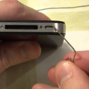 очистка решеток динамиков iPhone от пыли
