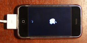 iPhone не грузится (не включается) дальше яблока