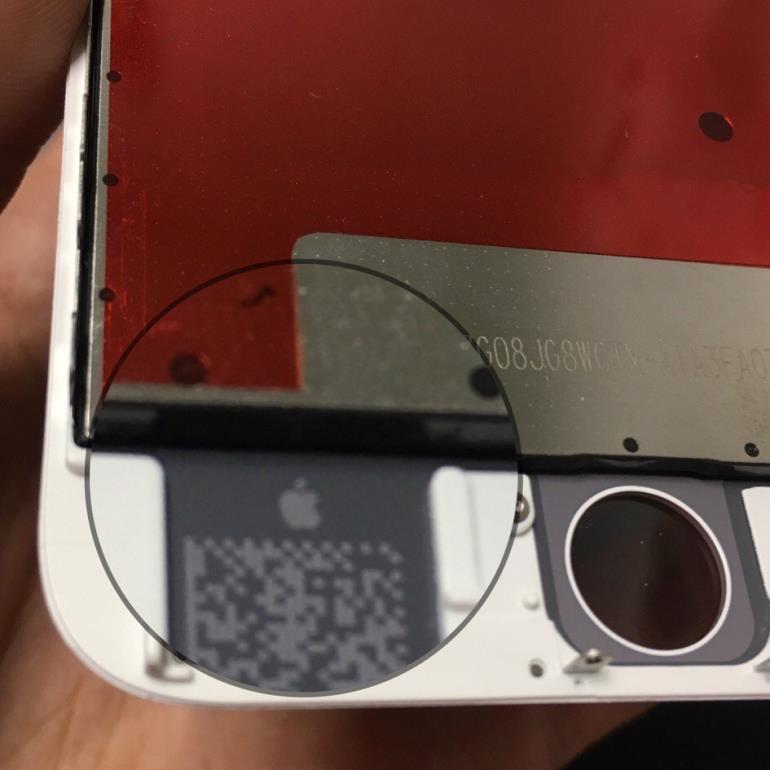 логотип Apple на тыльной стороне оригинального дисплея iPhone 6s